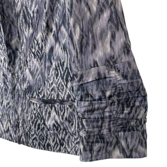 Chico’s gorgeous zip blazer with gathers at sleeves. Size: Small - Picture 3 of 8